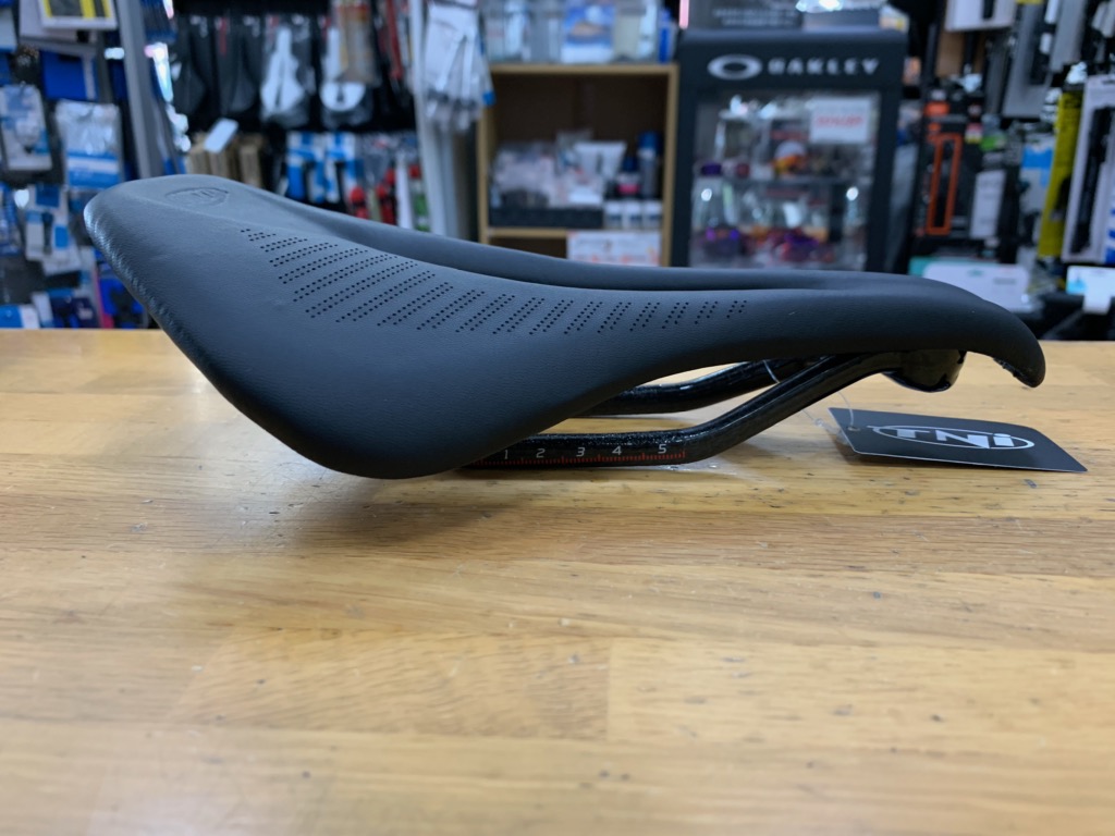 TNI LiteFly カーボン サドル - 自転車用パーツ